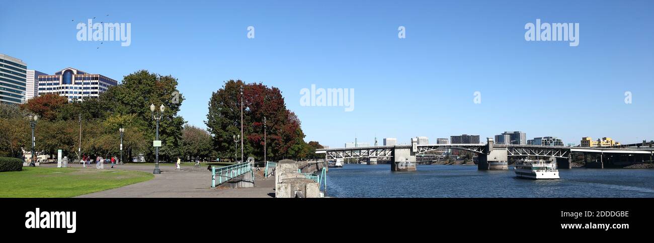 Portland, Oregon: Tom McCall Waterfront Park along the Willamette river with Morrison Bridge Stock Photo