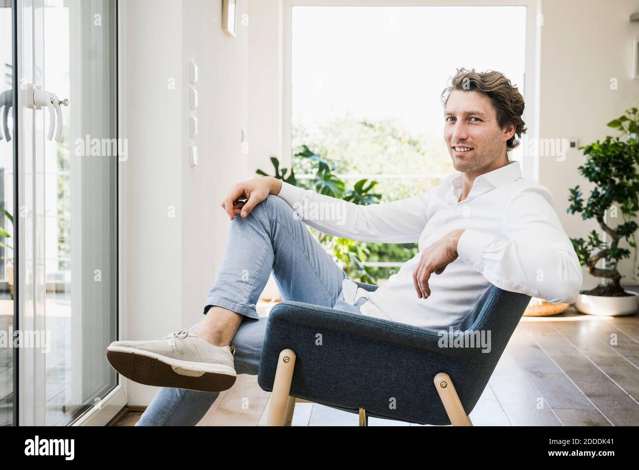 Man sitting on chair hi-res stock photography and images - Alamy