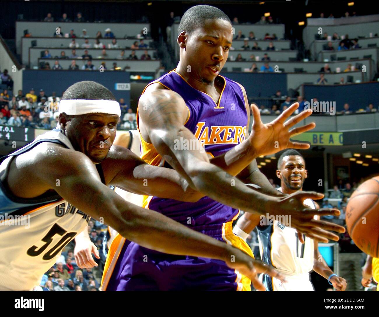 NO FILM, NO VIDEO, NO TV, NO DOCUMENTARY - The Memphis Grizzlies' Zach Randolph (50) battles for a loose ball with the Los Angeles Lakers' Ed Davis at FedExForum in Memphis, TN, USA on November 11, 2014. The Grizzlies won, 107-102. Photo by Nikki Boertman/The Commercial Appeall/MCT/ABACAPRESS.COM Stock Photo