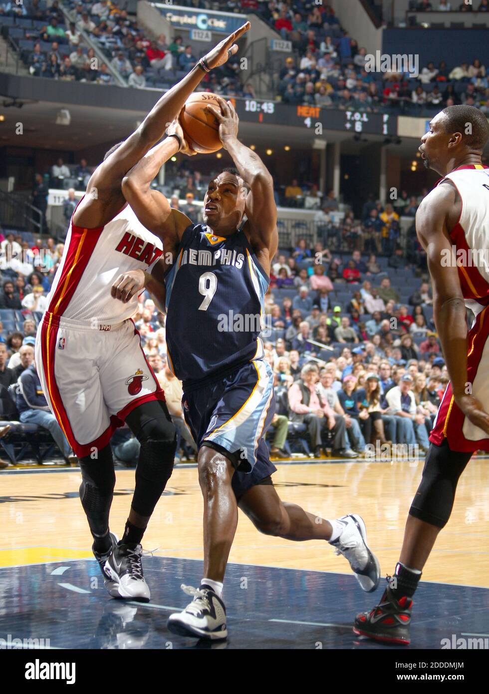 NO FILM, NO VIDEO, NO TV, NO DOCUMENTARY - Memphis Grizzlies' Tony Allen slips between Miami Heat defenders Mario Chalmers, left, and Chris Bosh at FedExForum in Memphis, TN, USA on December 7, 2014. Photo by Nikki Boertman/The Commercial Appeal/TNS/ABACAPRESS.COM Stock Photo