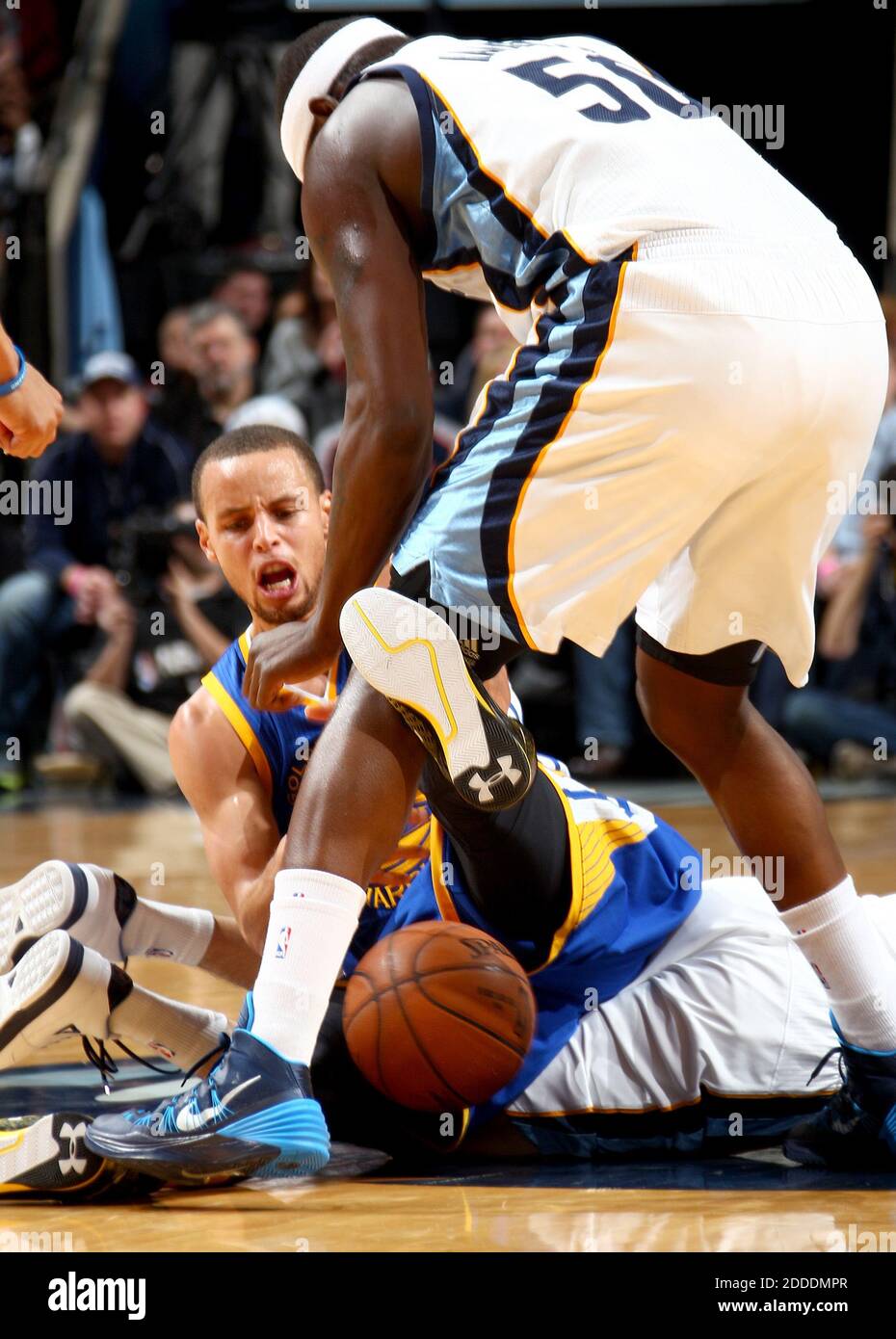 NO FILM, NO VIDEO, NO TV, NO DOCUMENTARY - The Golden State Warriors' Stephen Curry scrambles for a loose ball with the Memphis Grizzlies' Zach Randolph (50) and Beno Udrih at FedExForum in Memphis, TN, USA on December 16, 2014. The Grizzlies won, 105-98. Photo by Nikki Boertman/The Commercial Appeal/ABACAPRESS.COM Stock Photo