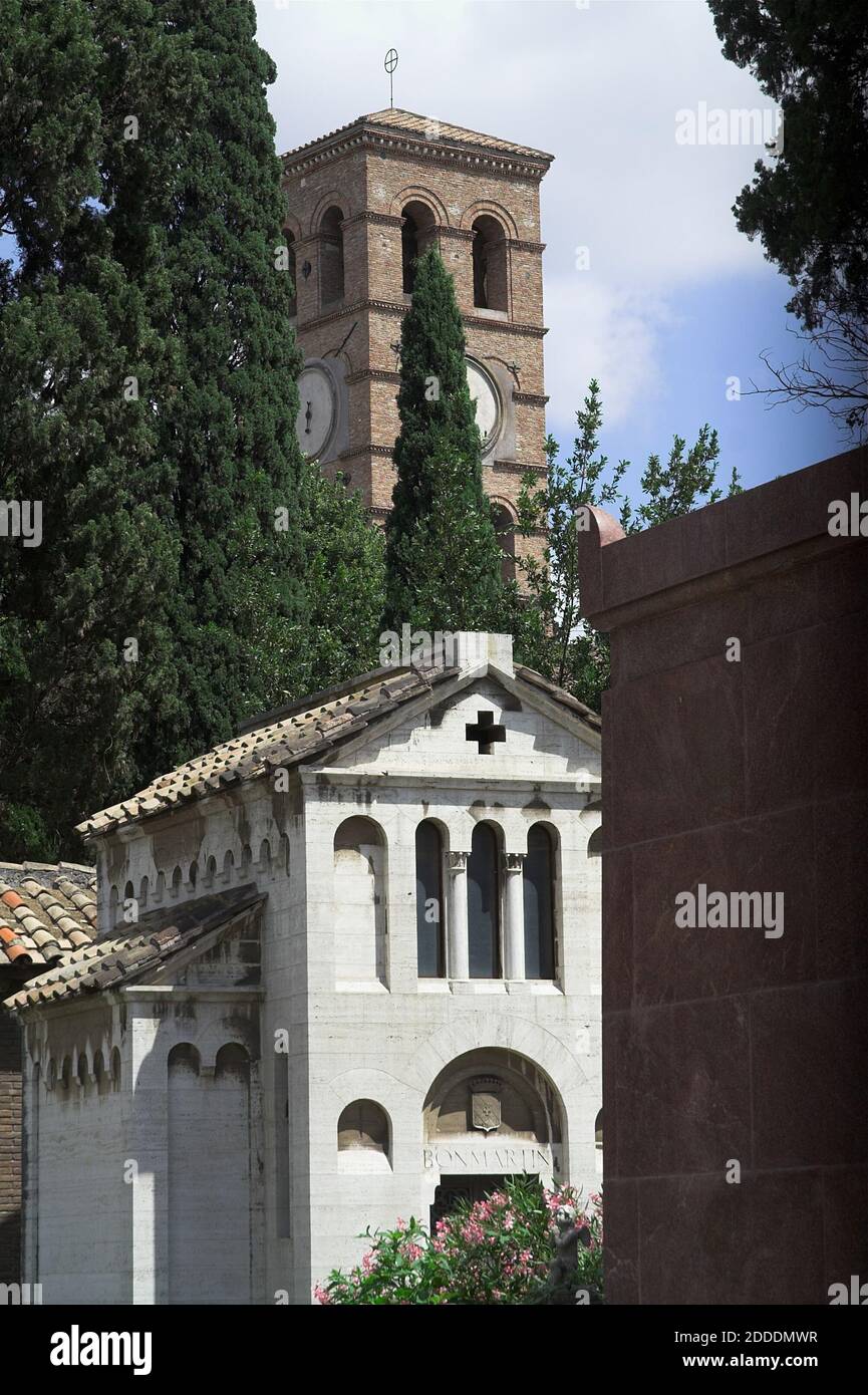 Roma, Rom, Basilica Papale di San Lorenzo fuori le mura; Sankt Laurentius vor den Mauern; Romanesque belfry seen from Campo Verano. Stock Photo