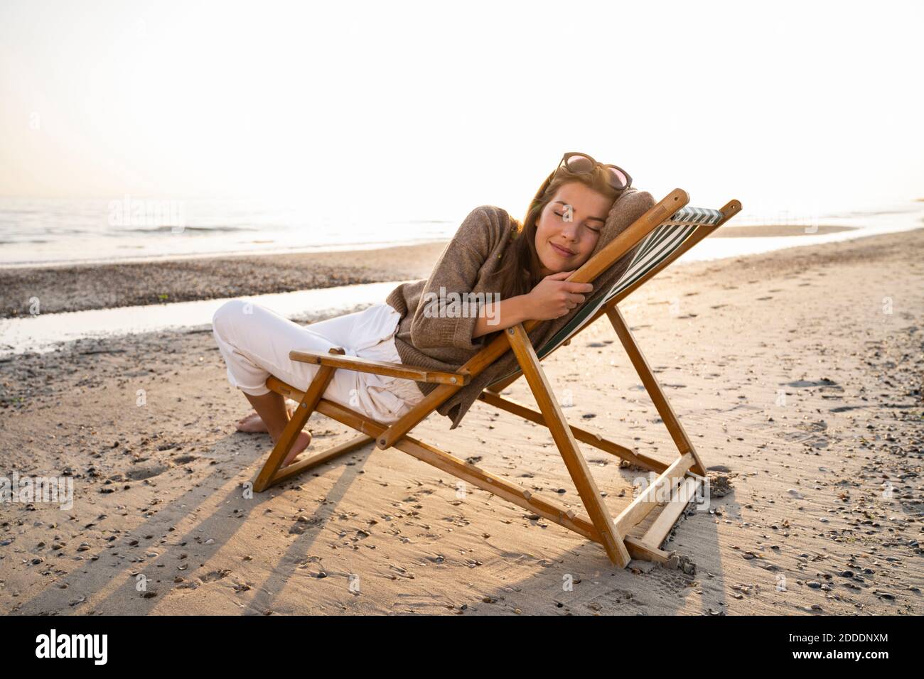 Woman Reclining Beach Hi Res Stock Photography And Images Alamy