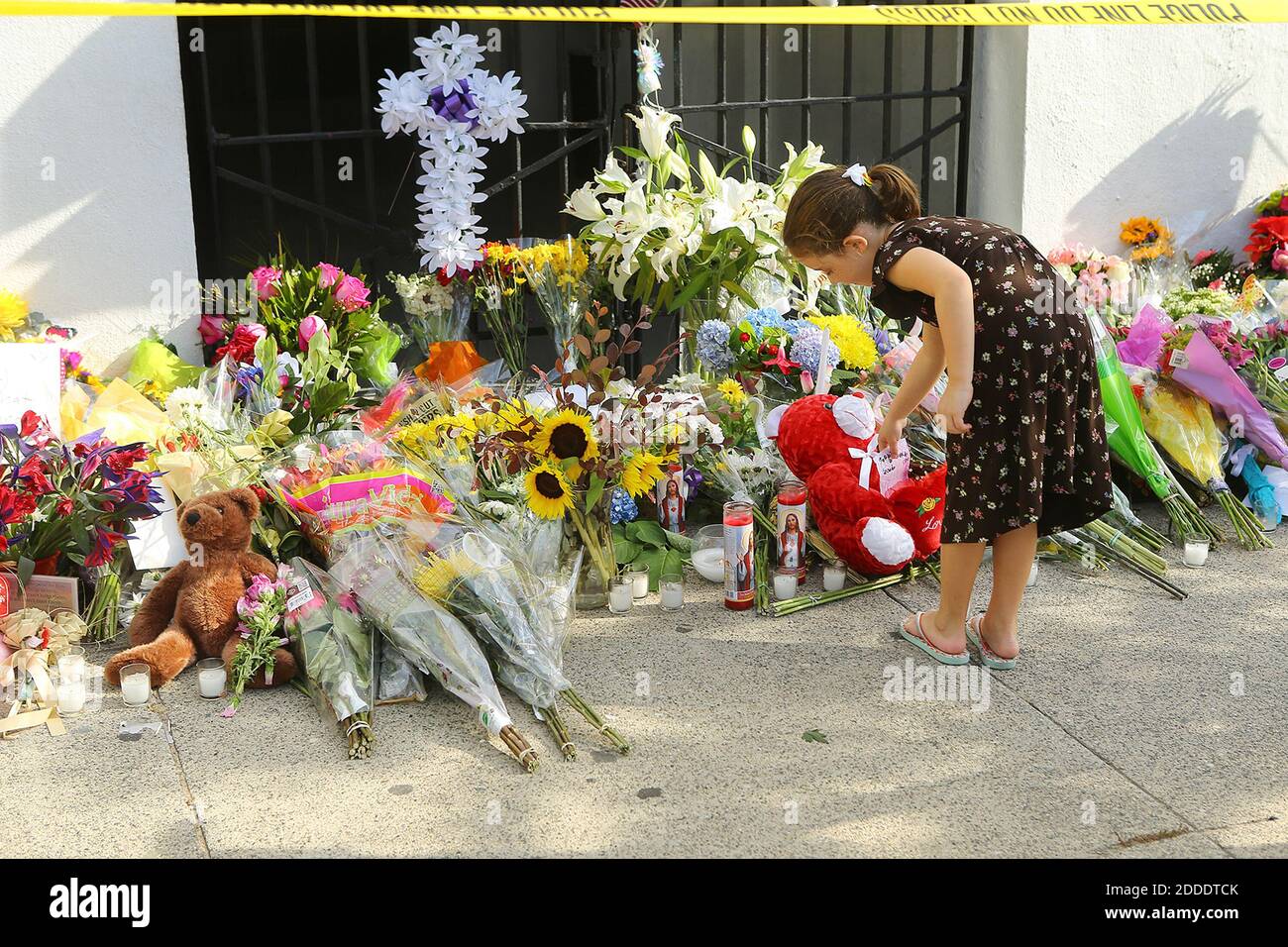 NO FILM, NO VIDEO, NO TV, NO DOCUMENTARY - Adeline Daby, 6, of Charleston, sets out a note she made at the 'Mother' Emanuel A.M.E. Church on Friday morning, June 19, 2015, in Charleston, SC, USA. Photo by Curtis Compton/Atlanta Journal-Constitution/TNS/ABACAPRESS.COM Stock Photo