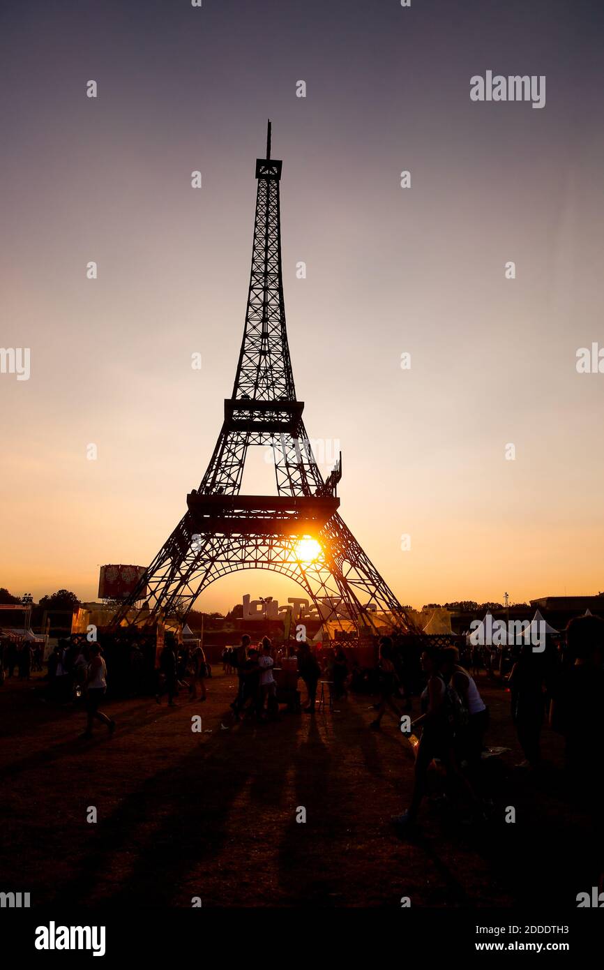 longchamp eiffel tower 2018