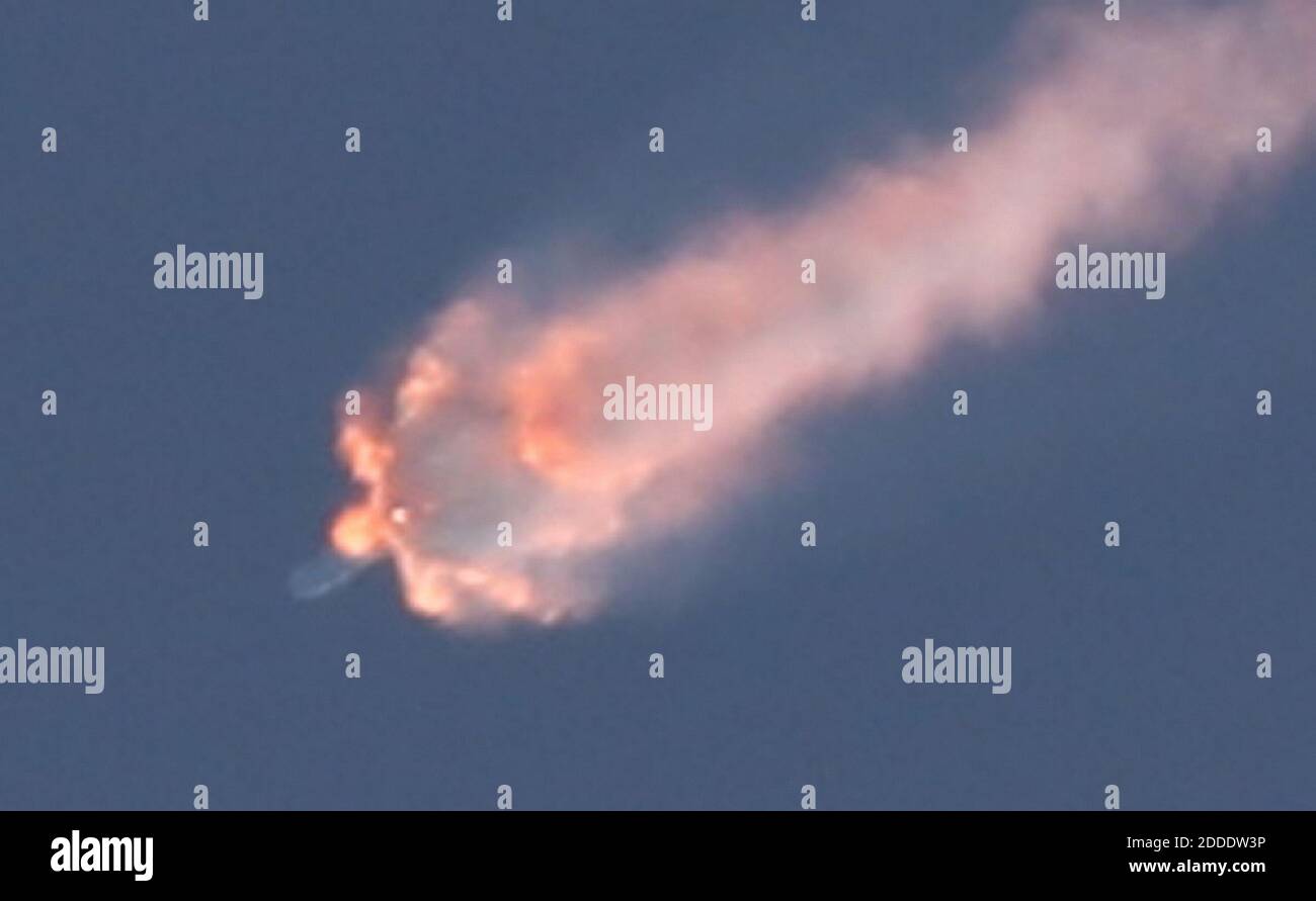 NO FILM, NO VIDEO, NO TV, NO DOCUMENTARY - A SpaceX Falcon 9 rocket on its seventh official Commercial Resupply (CRS) mission to the orbiting International Space Station breaks apart on Sunday, June 28, 2015, after launching from Launch Complex 40 at the Cape Canaveral Air Force Station in Florida, USA. Photo by Red Huber/Orlando Sentinel/TNS/ABACAPRESS.COM Stock Photo