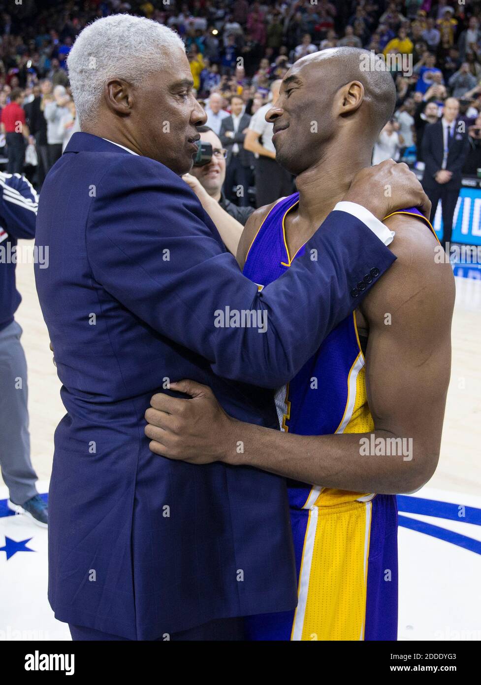 NO FILM, NO VIDEO, NO TV, NO DOCUMENTARY - Julius Erving, left, greets the Los Angeles Lakers' Kobe Bryant at center court before action against the Philadelphia 76ers at the Wells Fargo Center in Philadelphia, PA, USA on Tuesday, December 1, 2015. Photo by Charles Fox/Philadelphia Inquirer/TNS/ABACAPRESS.COM Stock Photo