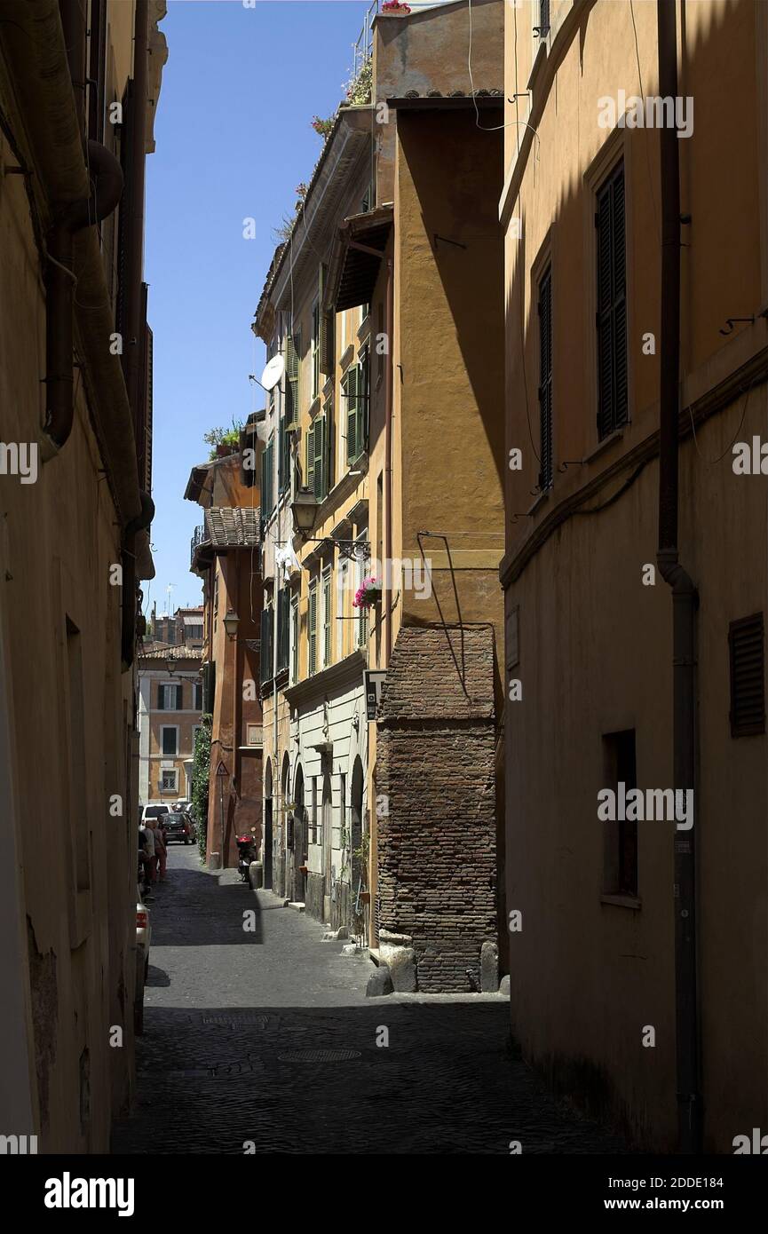 Roma, Rom, Italy, Italien; a typical street in Trastevere. Eine typische Straße in Trastevere. Zatybrze typowa uliczka. 特拉斯提弗列 Stock Photo