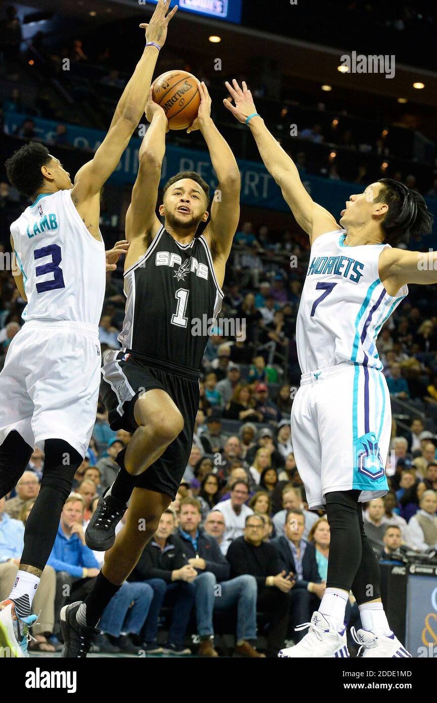 NO FILM, NO VIDEO, NO TV, NO DOCUMENTARY - San Antonio Spurs guard Kyle Anderson shoots against Charlotte Hornets Jeremy Lamb, left, and Jeremy Lin during Monday night's game at Time Warner Cable Arena in Charlotte, NC, USA on March 21, 2016. The Charlotte Hornets defeated the San Antonio Spurs 91-88. Photo by Robert Lahser/Charlotte Observer/TNS/ABACAPRESS.COM Stock Photo