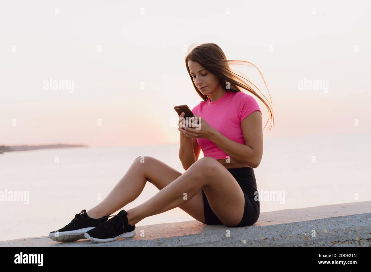 People sitting on the sea wall hi-res stock photography and images - Alamy