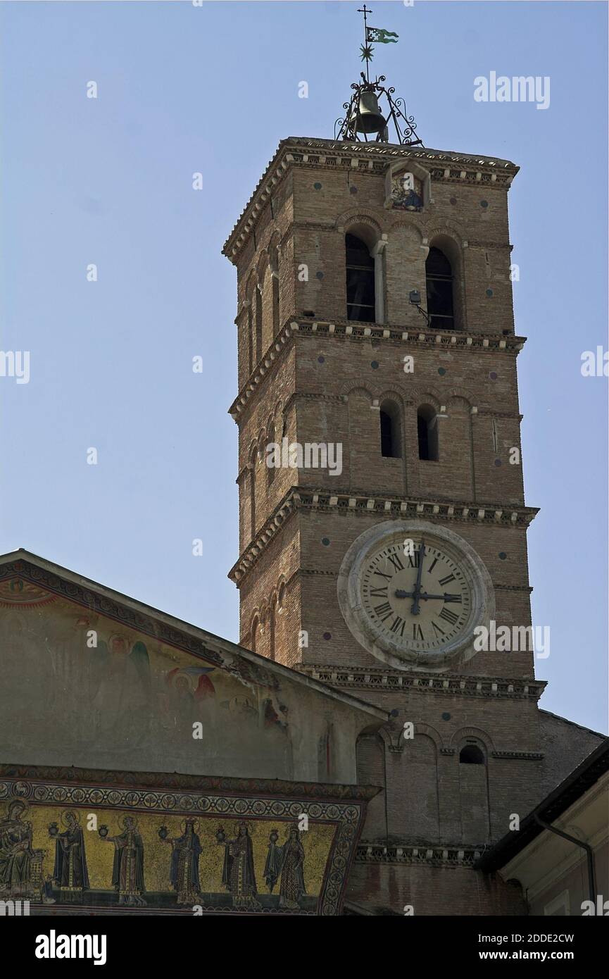 Roma Rom, Italy, Italien; Basilica of Santa Maria in Trastevere; Bazylika Najświętszej Maryi Panny na Zatybrzu; 台伯河西圣母圣殿 Romanesque tower with a clock Stock Photo
