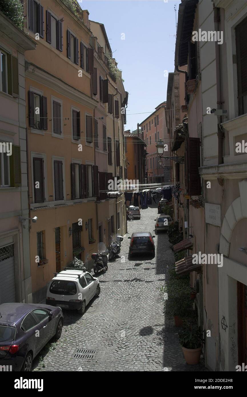Roma, Rom, Italy, Italien; Vicolo Moroni a typical street in Trastevere. Eine typische Straße in Trastevere. Zatybrze typowa uliczka. 特拉斯提弗列 Stock Photo