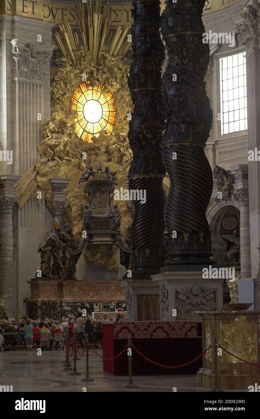 Roma, Rom, Italy, Italien; Saint Peter's Basilica; Petersdom; Interior: St. Peter's Baldachin - fragment and Chair of Saint Peter; Berninis Ziborium Stock Photo