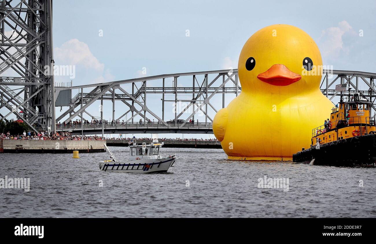 NO FILM, NO VIDEO, NO TV, NO DOCUMENTARY - A very large crowd was on hand at the start of Tall Ships Duluth 2016, which featured the world's largest rubber duck at 61 feet tall, about the height of a six-story building, and weighing in at 11 tons, equaling roughly 3,000 real ducks on Aug. 18, 2016 in Duluth, MN, USA. Photo by David Joles/Minneapolis Star Tribune/TNS/ABACAPRESS.COM Stock Photo