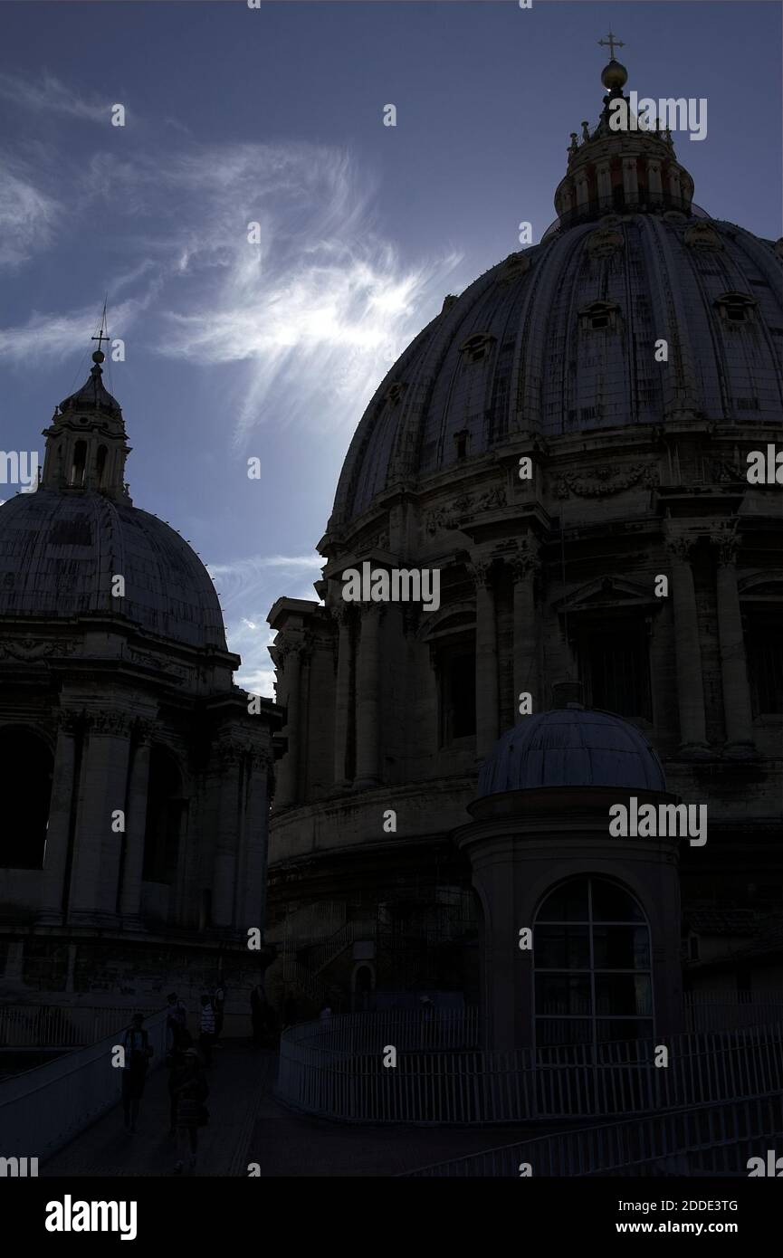 Roma, Rom, Italy, Italien; Saint Peter's Basilica; Petersdom; The dome of the basilica against the sun. Outline of the dome. Umriss der Kuppel. Stock Photo