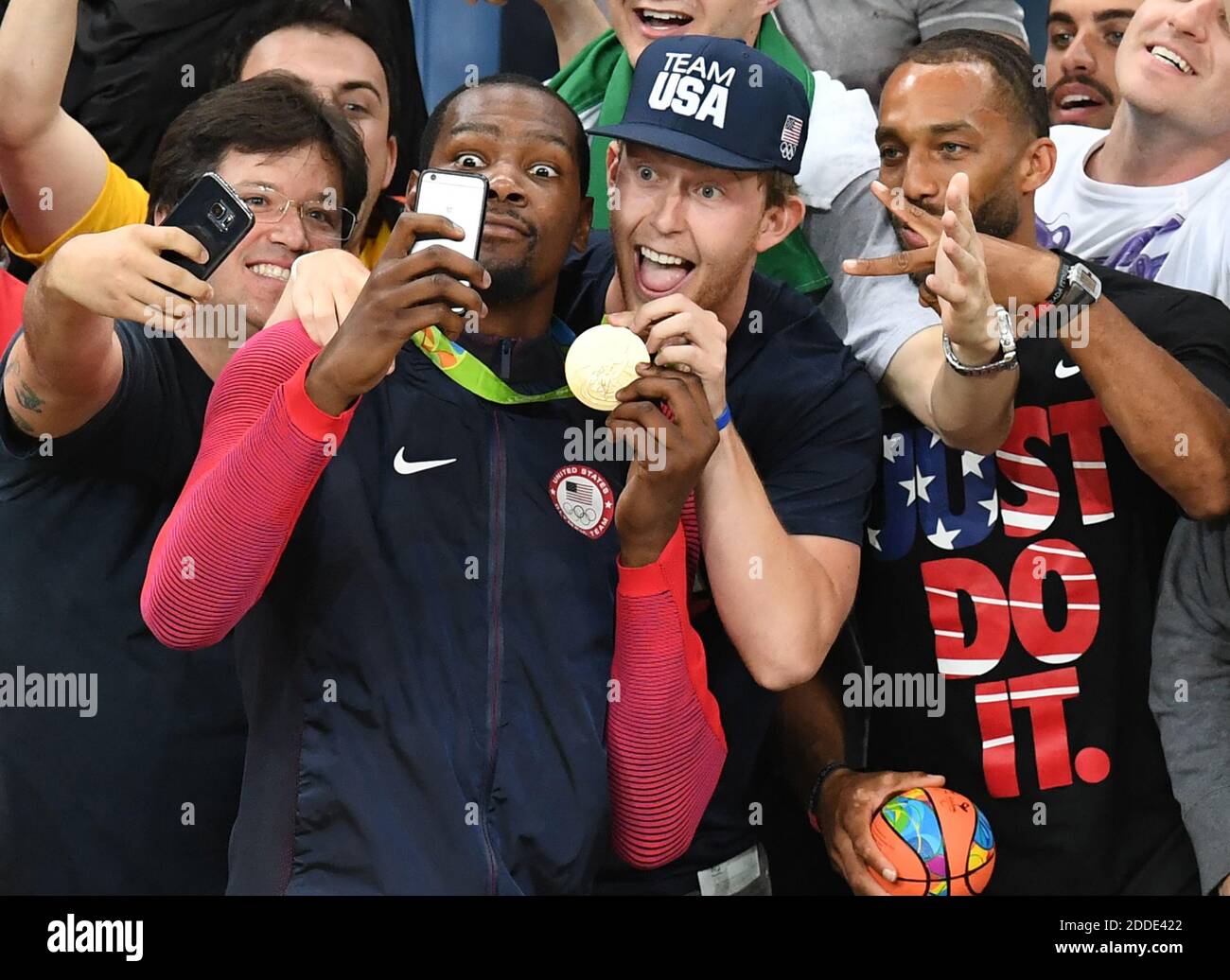 NO FILM, NO VIDEO, NO TV, NO DOCUMENTARY - Kevin Durant takes a selfie with fans after Team USA beat Serbia in the gold medal game on Sunday, August 21, 2016 at the Rio Olympic Games. Photo by Mark Reis/Colorado Springs Gazette/TNS/ABACAPRESS.COM Stock Photo