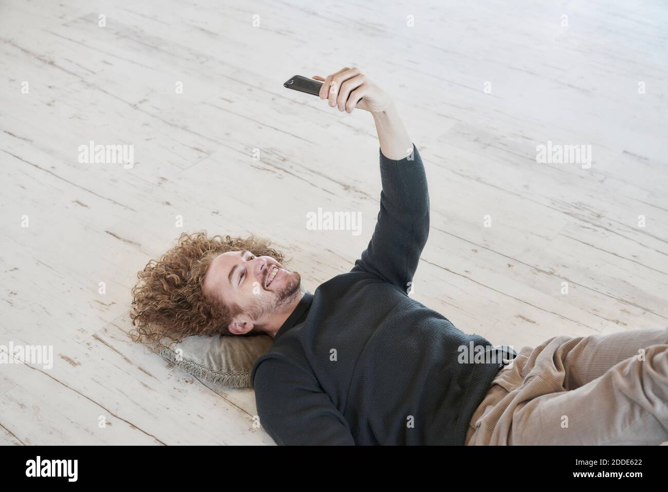Man taking selfie back view hi-res stock photography and images - Alamy