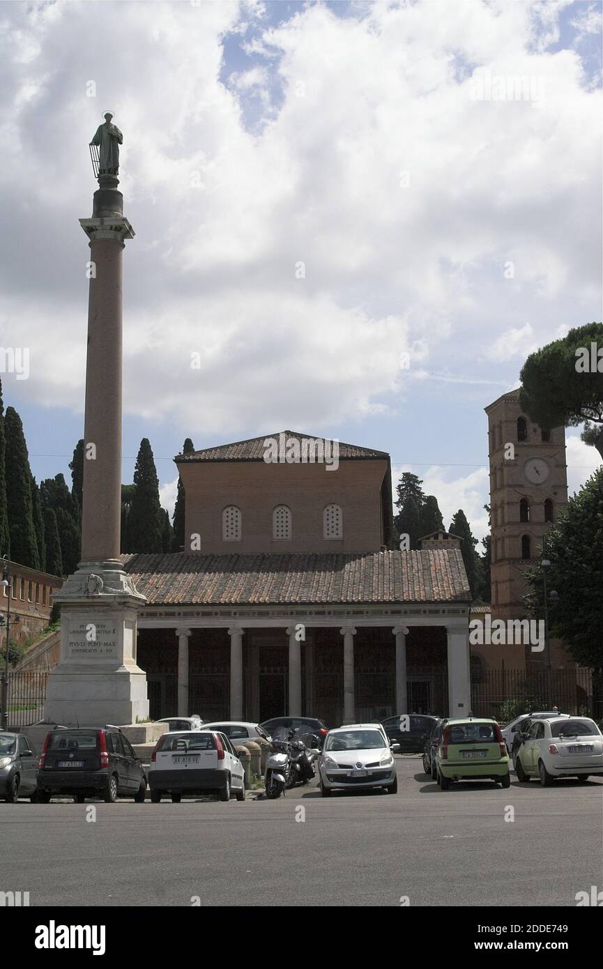 Roma, Rom, Basilica Papale di San Lorenzo fuori le mura; Sankt Laurentius vor den Mauern; Stone column of Saint Lawrence against the sky. Stock Photo
