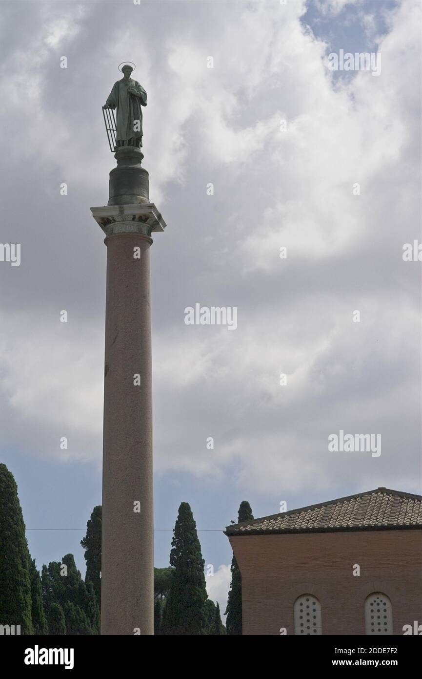 Roma, Rom, Basilica Papale di San Lorenzo fuori le mura; Sankt Laurentius vor den Mauern; Stone column of Saint Lawrence against the sky. Stock Photo