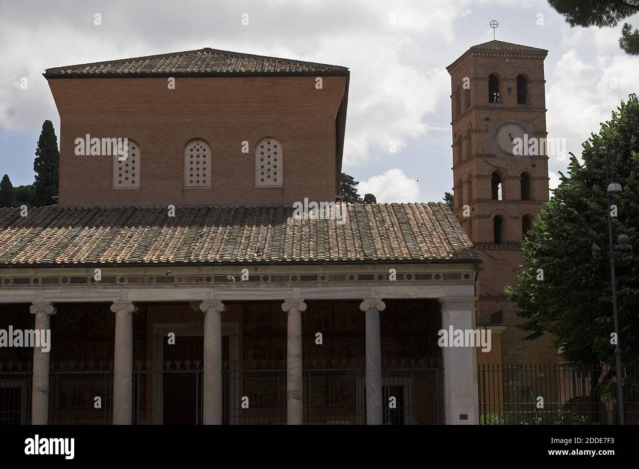 Roma, Rom, Basilica Papale di San Lorenzo fuori le mura; Sankt Laurentius vor den Mauern; Facade, portico and Romanesque bell tower with a clock. Stock Photo