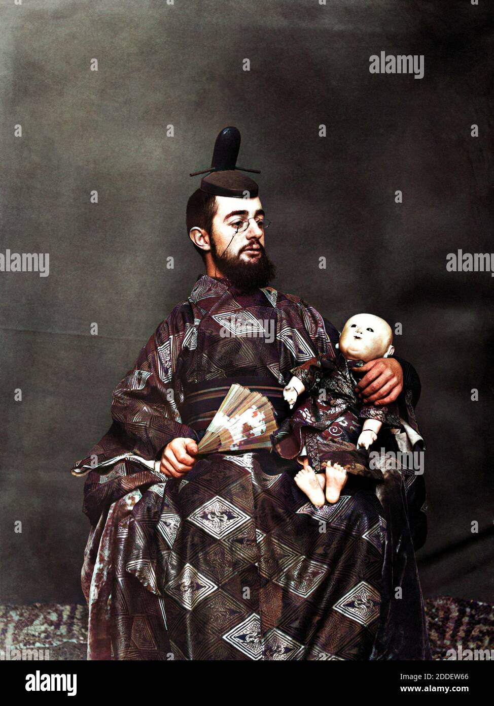 1883 , FRANCE : The celebrated french painter  Henry de TOULOUSE-LAUTREC ( 1864 - 1901 ) in Japan kimono costume with a fan and doll  . Photo by Maurice Guibert .  DIGITALLY COLORIZED .- TOULOUSE LAUTREC - FOTO STORICHE - HISTORY - ARTS - ARTE - PITTURA  - PITTORE - artist - artista - portrait - ritratto - BELLE EPOQUE - occhi strabici - giapponese - Giappone - ORIENTALISMO - GIAPPONESISMO - IMPRESSIONISMO - IMPRESSIONISM - BAMBOLA orientale - ventaglio - pince-nez - lens - occhiali da vista - seta - silk  --- Archivio GBB Stock Photo