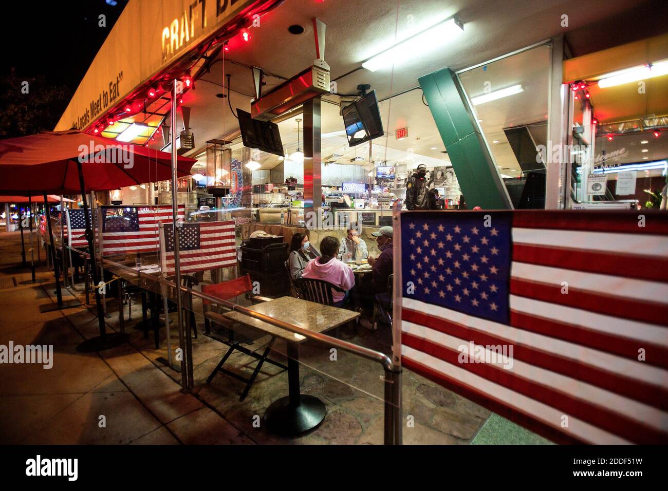 Los Angeles California Usa 24th Nov Patrons Sit Outdoor For Dinner In Mel S Drive In On Sunset Boulevard During The Coronavirus Pandemic In West Hollywood Calif On Tuesday Nov 24 Los