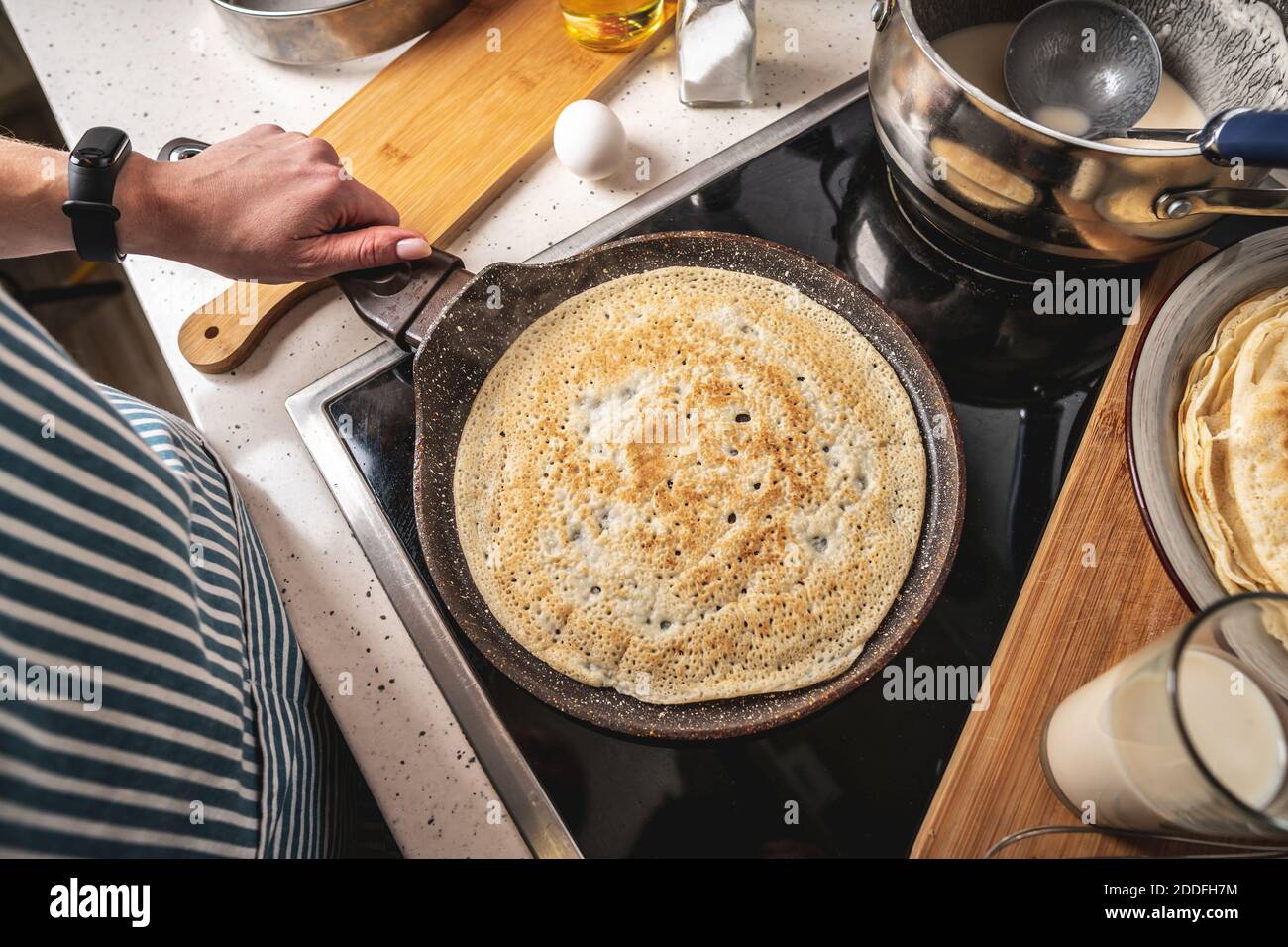 Тесто для блинов прилипает к сковороде. Блины прилипают к сковороде. Блинчики разваливаются на сковороде. Блин прилиg к сковороде. Блин прилипает к рукам.
