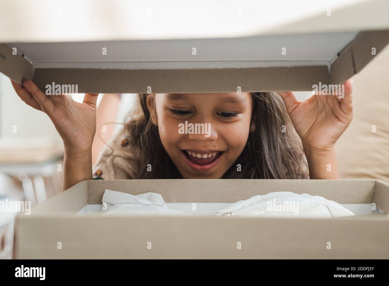 Surprised children opening gift box hi-res stock photography and images ...