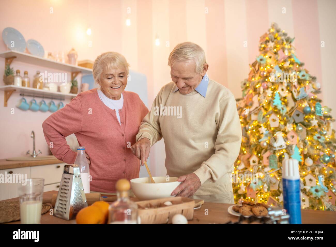 Elderly couple cooking something hi-res stock photography and images ...