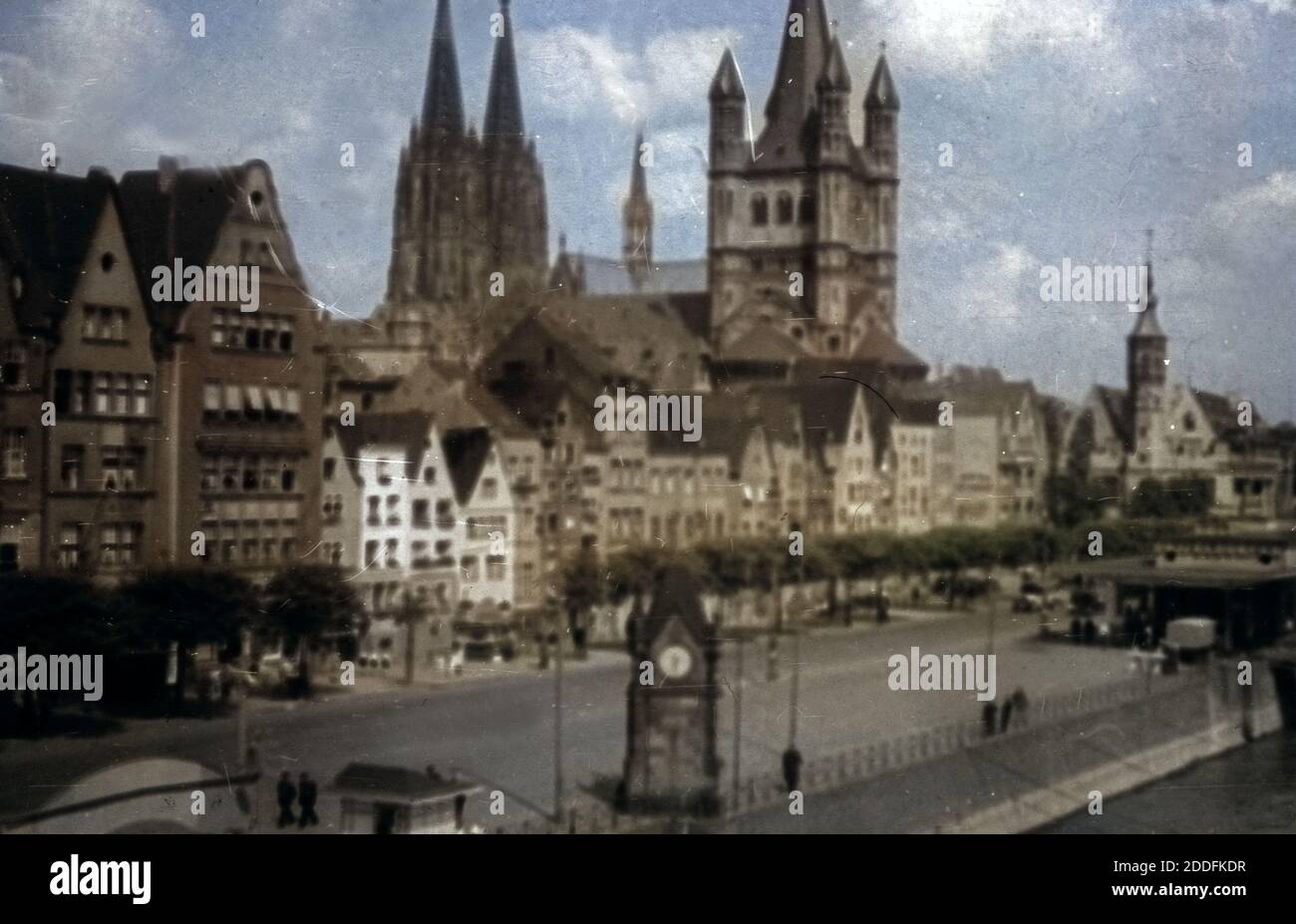 Rheinufer mit dem Pegel, dem Dom und der Kirche Groß St. Martin, Deutschland 1910er Jahre. Shore of river Rhine at Cologne with level meter, cathedral and Gross St. Martin's church, Germany 1910s. Stock Photo