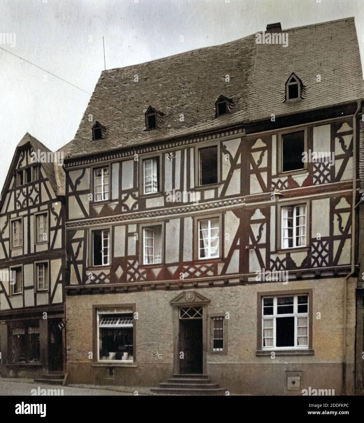 Fachwerkhaus in Münstermaifeld, Deutschland 1930er Jahre. Timbered house at Muenstermaifeld, Germany 1930s. Stock Photo