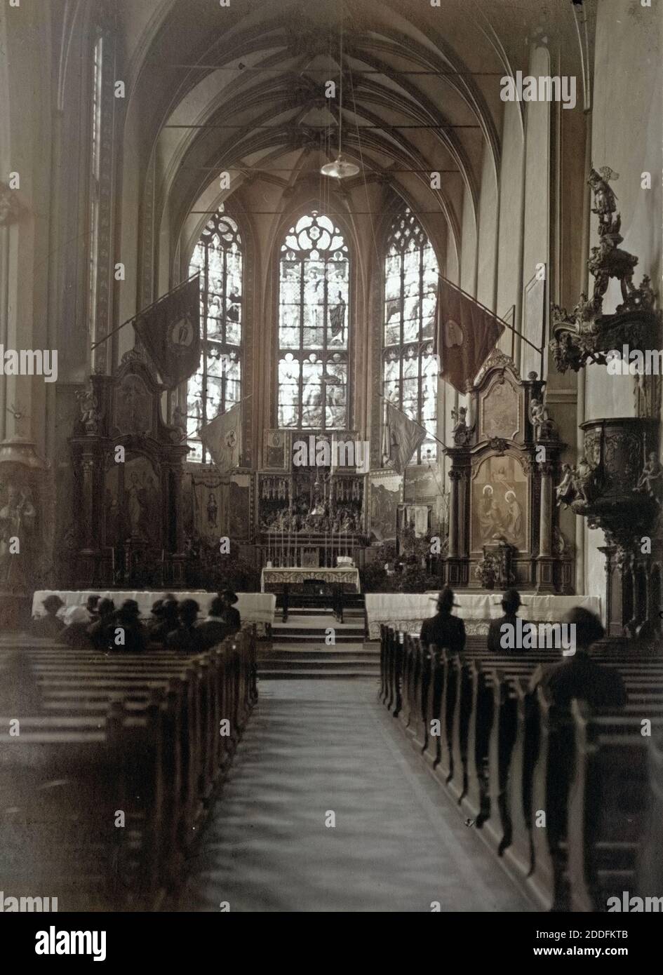 Im Inneren der Marienwallfahrtskirche in Klausen an der Mosel, Deutschland 1930er Jahre. Inside St. Mary's pilgrimage church at Klausen on river Moselle, Germany 1930s. Stock Photo