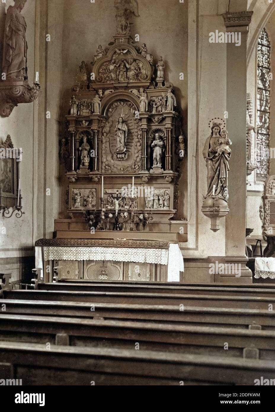 An einem Seitenaltar der Kirche St. Stephan in Zeltingen an der Mosel, Deutschland 1930er Jahre. At an altar inside St. Stephan's church at Zeltingen on rover Moselle, Germany 1930s. Stock Photo