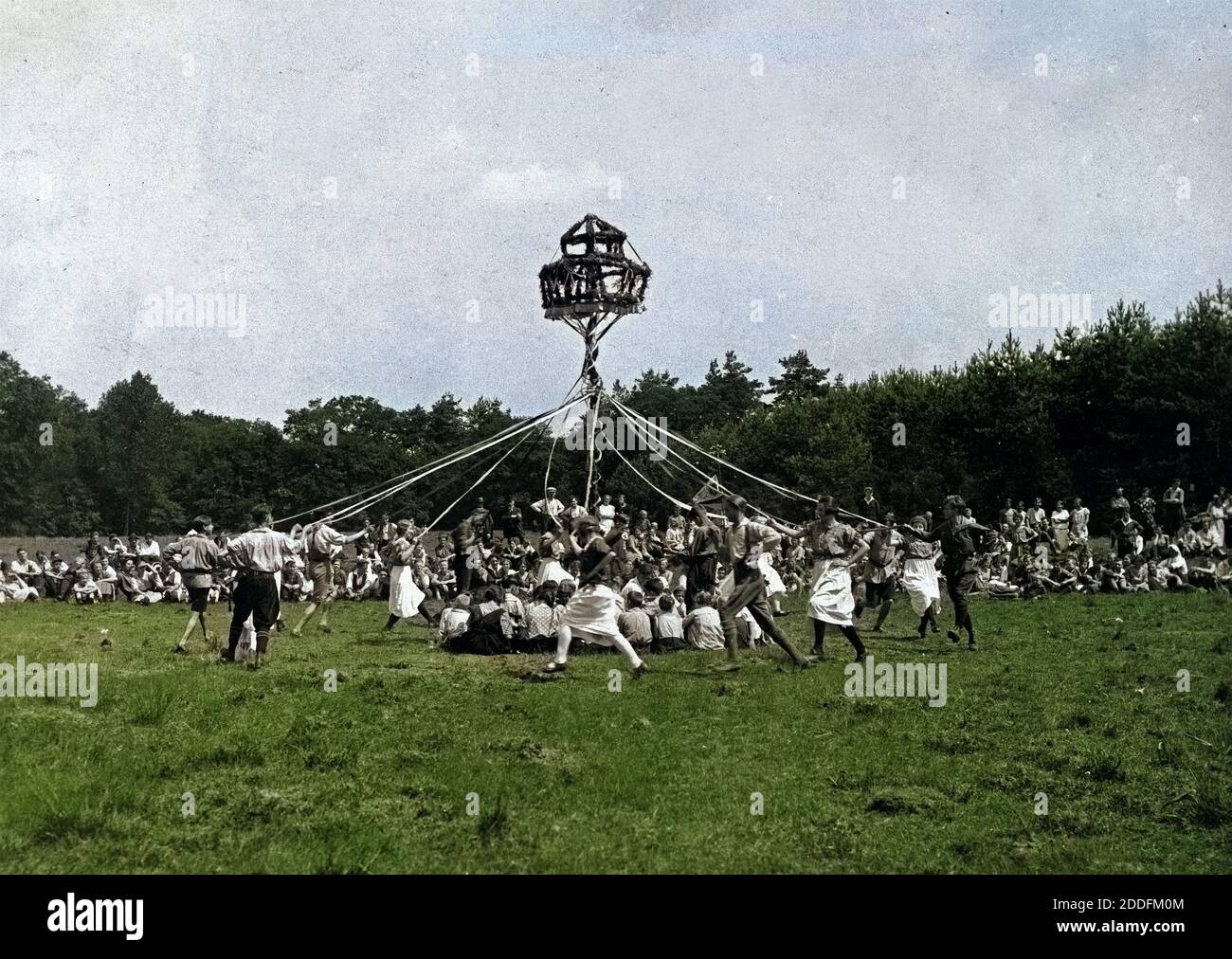 Gruppe der Naturfreunde Cöln bei einem Frühlingsfest, Deutschland 1910er Jahre. Group of Naturfreunde Coeln having a spring time party, Germany 1910s. Stock Photo