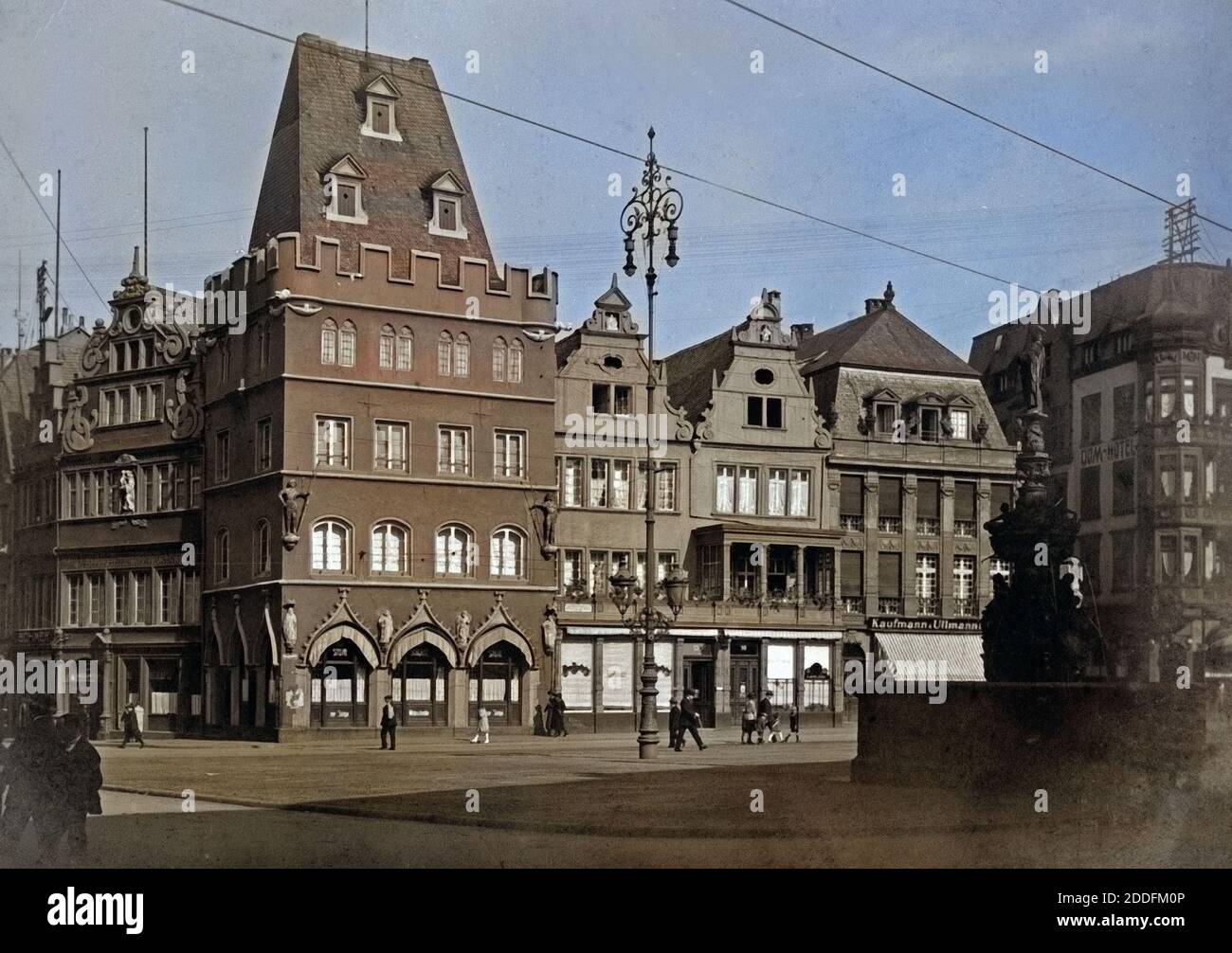 Blick auf das Rote Haus am Marktplatz in der Innenstadt von Trier, Deutschland 1930er Jahr. View to Rotes Haus building at the main market square of Trier, Germany 1930s. Stock Photo