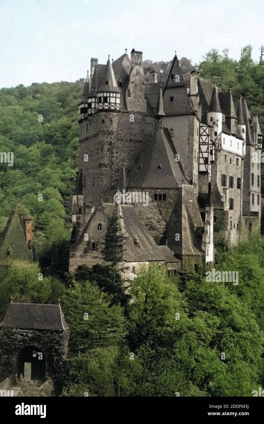 Blick auf die Burg Eltz in der Vordereifel, Deutschland 1930er Jahre. View to Burg Eltz castle at the Eifel region, Germany 1930s. Stock Photo