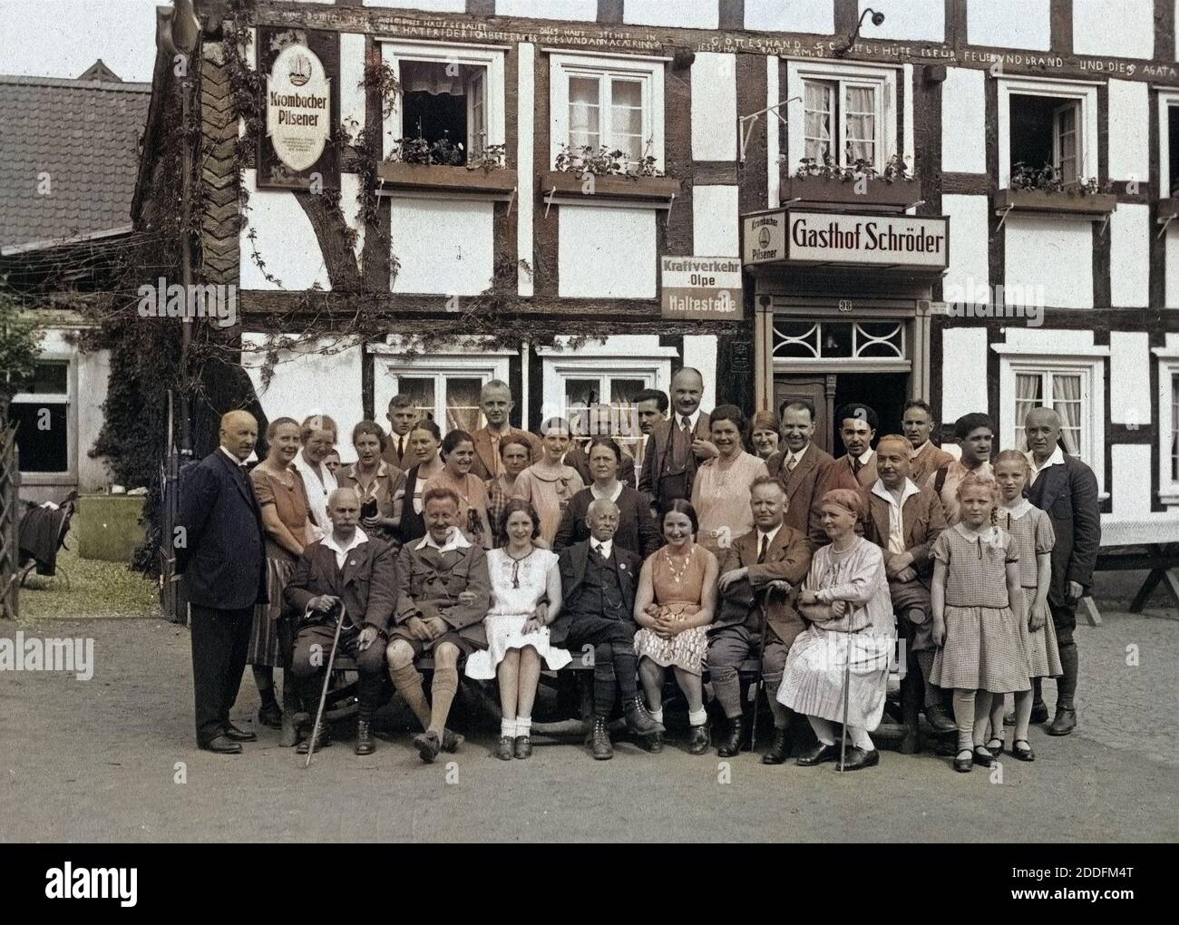 Gruppenfoto vor dem Gasthof Schröder in Welschen Ennest im Sauerland,  Deutschland 1920er Jahre. Group photo in front of Schroeder's in at the  village Welschen Ennest in the Sauerland region, Germany 1920s Stock