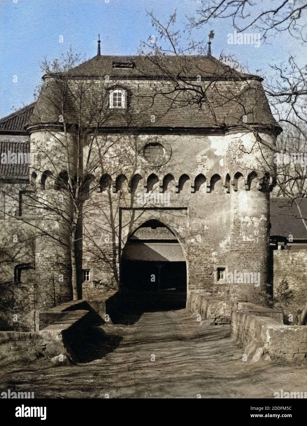 Die Große Burg in Kleinbüllesheim bei Euskirchen, Deutschland 1920er Jahre. Grosse Burg castle at Kleinbuellesheim near Euskirchen, Germany 1920s. Stock Photo