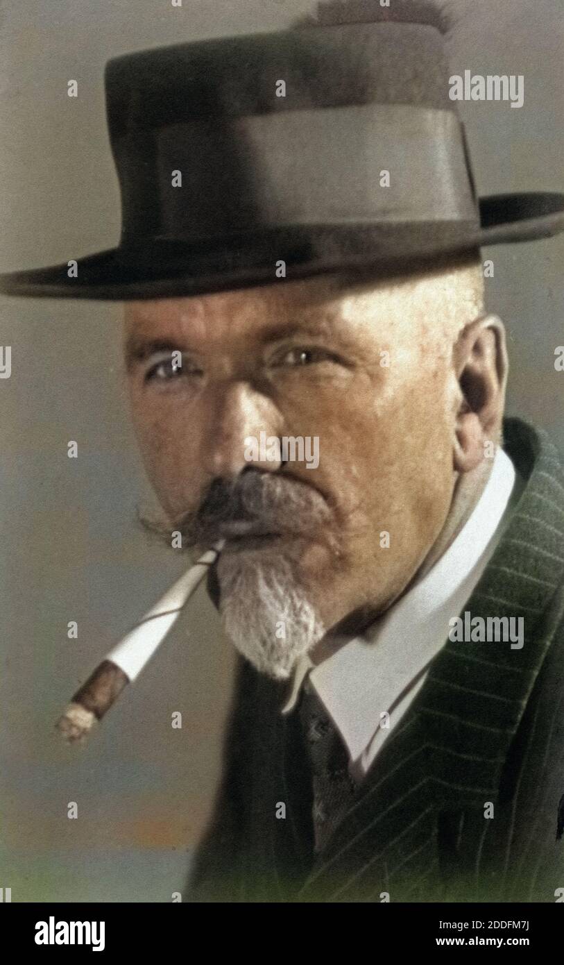 Porträt eines älteren Mannes mit Bart, Zigarre und Hut, Deutschland 1930er Jahre. Portrait of an elder man with a beard, a cigar and a hat, Germany 1930s. Stock Photo