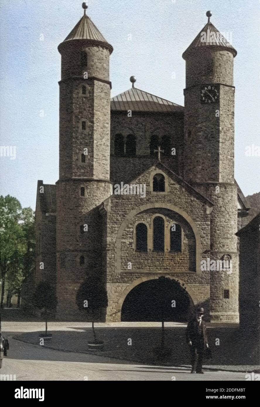 Die römisch katholische Basilika St. Chrysanthus und Daria in Bad Münstereifel, Deutschland 1930er Jahre. Roman Catholic basilica St. Chrysanthus and Daria at Bad Muenstereifel, Germany Stock Photo