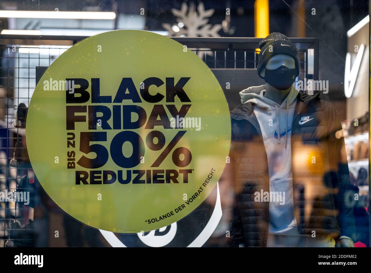 Shop windows in the city centre, shopping street Westenhellweg, shopping street, pedestrian zone, full, many people shopping, during the second lockdo Stock Photo