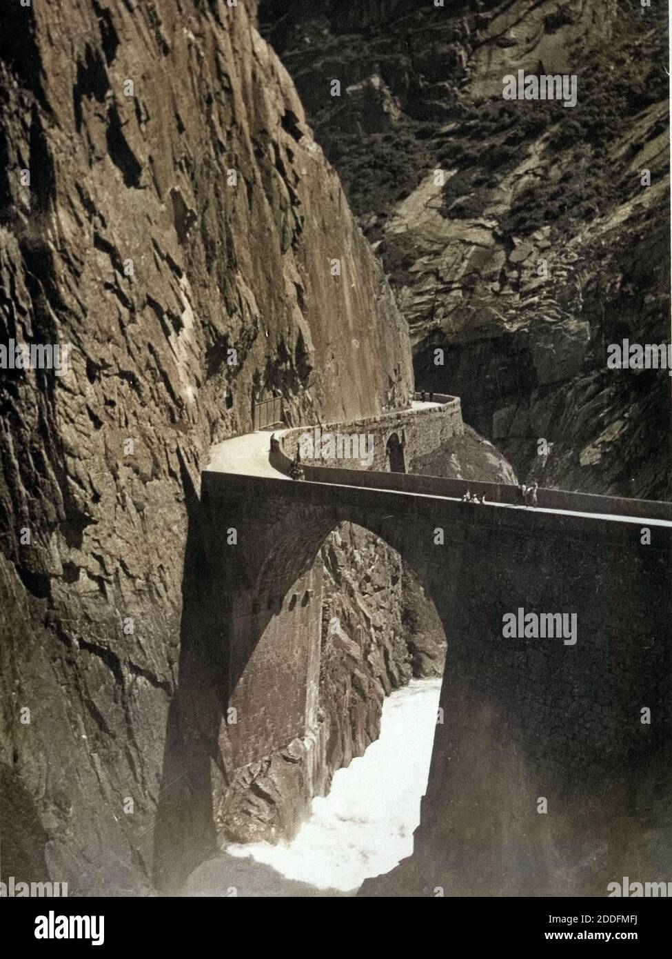Die Teufelsbrücke in der Schöllenenschlucht im Kanton Uri, Schweiz 1930er Jahre. Teufelsbruecke bridge at Schoellenen canyon in Uri canton, Switzerland 1930s. Stock Photo