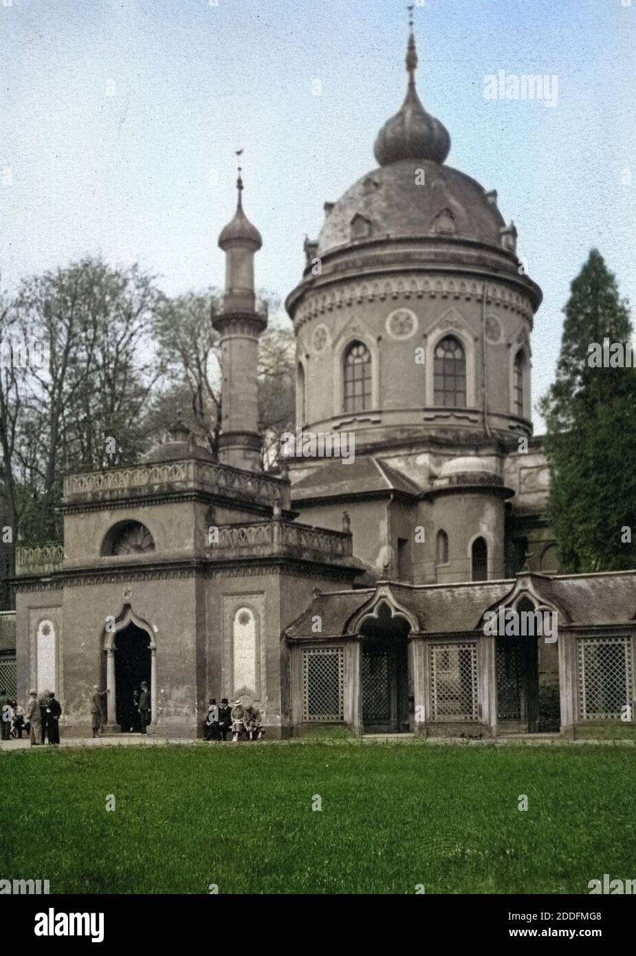 Die Rote Moschee im Schlossgarten von Schwetzingen, Deutschland 1930er Jahre. Red Mosque at the gardens of Schwetzingen castle, Germany 1930s. Stock Photo