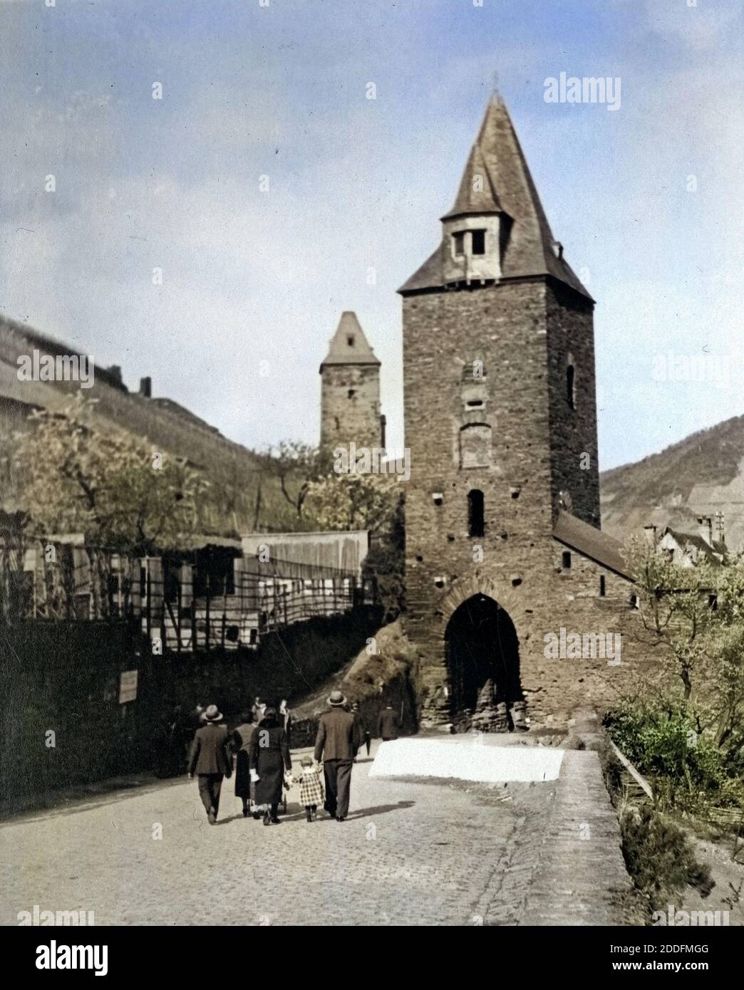 Am Steegertor in Bacharach, Deutschland 1930er Jahre. At Steegertor gate in Bacharach, Germany 1930s. Stock Photo