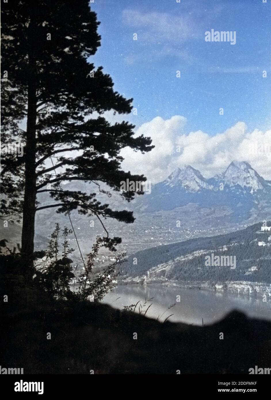 Achsenstrasse am Urner See, Schweiz 1930er Jahre. Street round Lake Lucerne, Switzerland 1930s. Stock Photo