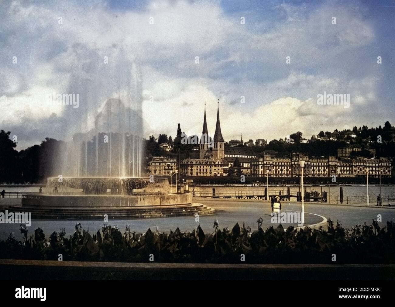 Blick auf die Stadt Luzern mit der Hofkirche St. Leodegar, Schweiz 1930er Jahre. View to the city of Lucerne with St. Leodegar's church, Switzerland 1930s. Stock Photo