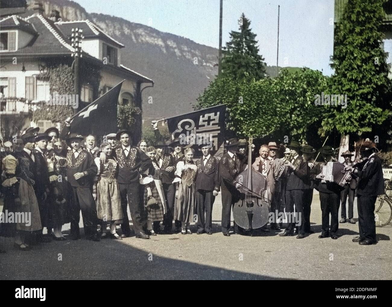 Die Mitglieder des Jodlerklubs in Stans im Kanton Nidwalden bringen ein Ständchen, Schweiz 1930er Jahre. Members of the Stans yodeller's club at Stans in Nidwalden canton, Switzerland 1930s. Stock Photo