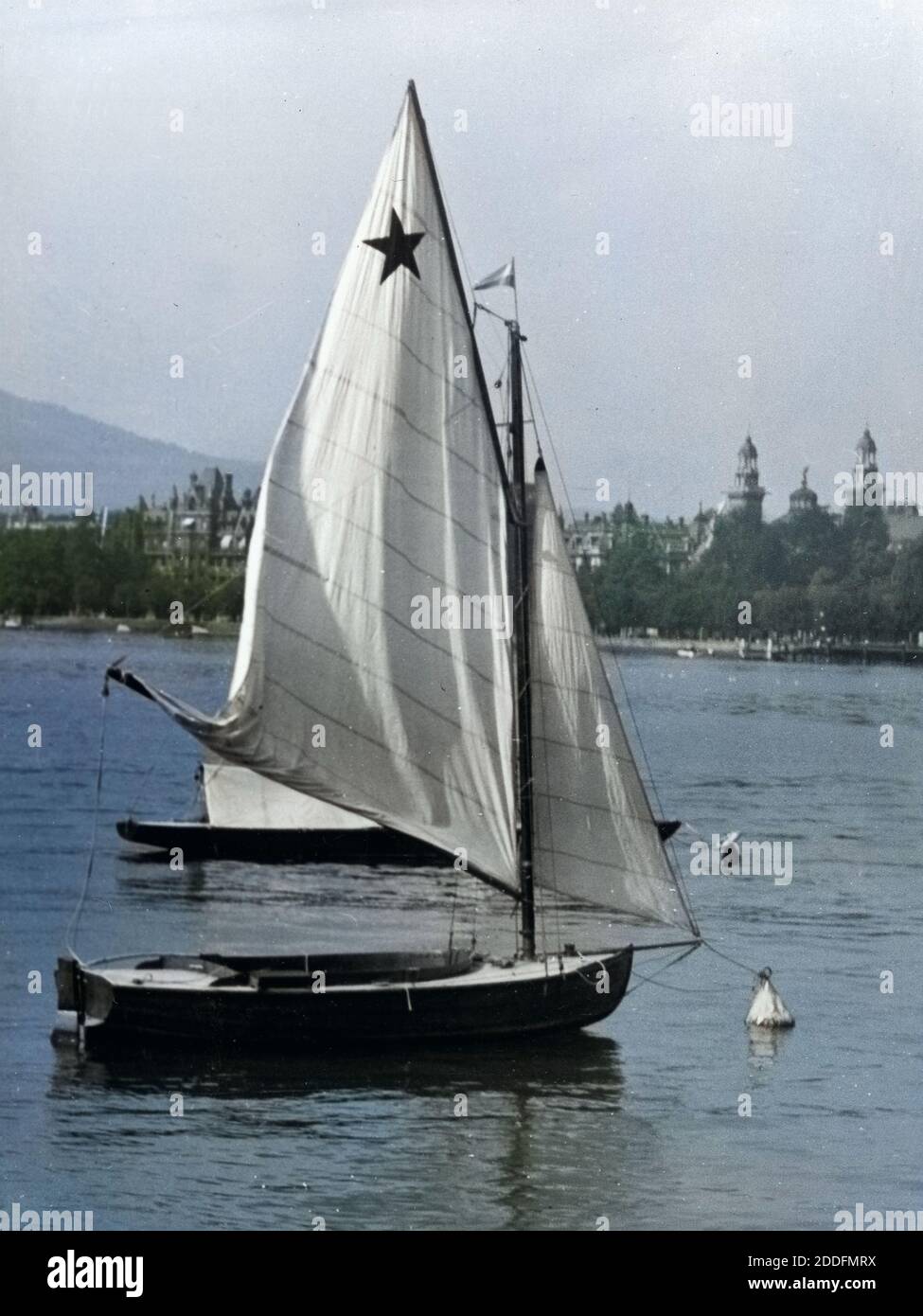 Ein Segelboot auf dem Zürichsee in Zürich, Schweiz 1930er Jahre. A sailing boat on lake Zurich, Switzerland 1930s. Stock Photo
