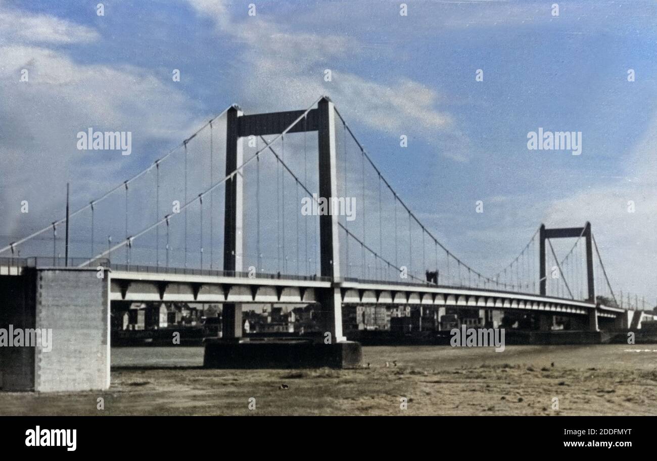 Die fertige Mülheimer Brücke im rechtsrheinischen Norden von Köln, im Bau, Deutschland 1950er Jahre. Muelheimer bridge in the north of Cologne, after construction, Germany 1950s. Stock Photo