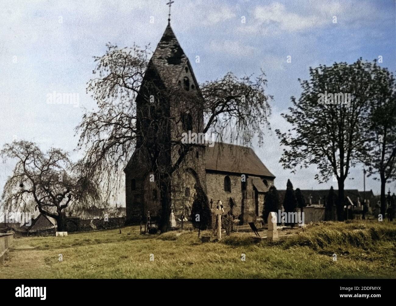 Die Kapelle St. Michael mit Kirchhof in Köln Porz Zündorf, Deutschland 1920er Jahre. St. Michael's chapel and churchyard at Cologen Porz Zuendorf, Germany 1920s. Stock Photo